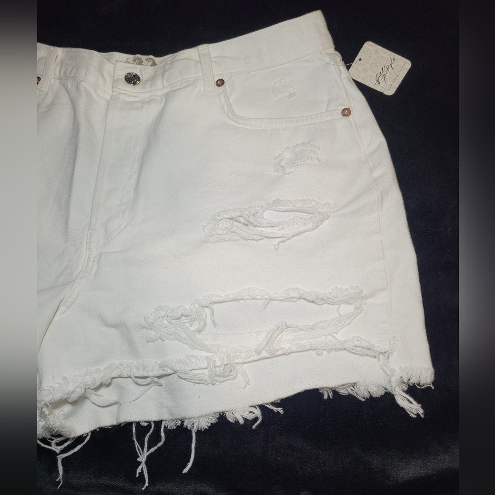 Free People• Optic White Distressed Button-Up Jean Shorts▪︎ Size 32 *NEW* - Picture 5 of 16